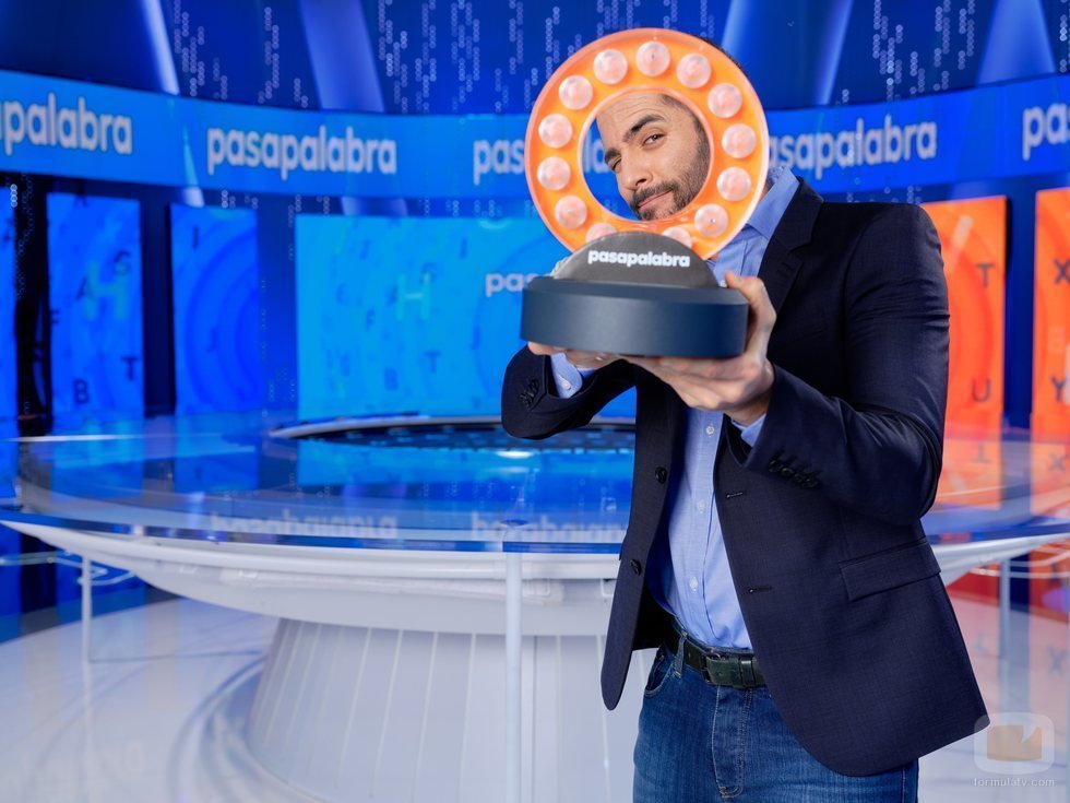 Roberto Leal juega en el plató de 'Pasapalabra'