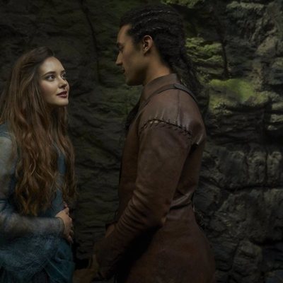 Katherine Langford y Devon Terrell en 'Maldita'