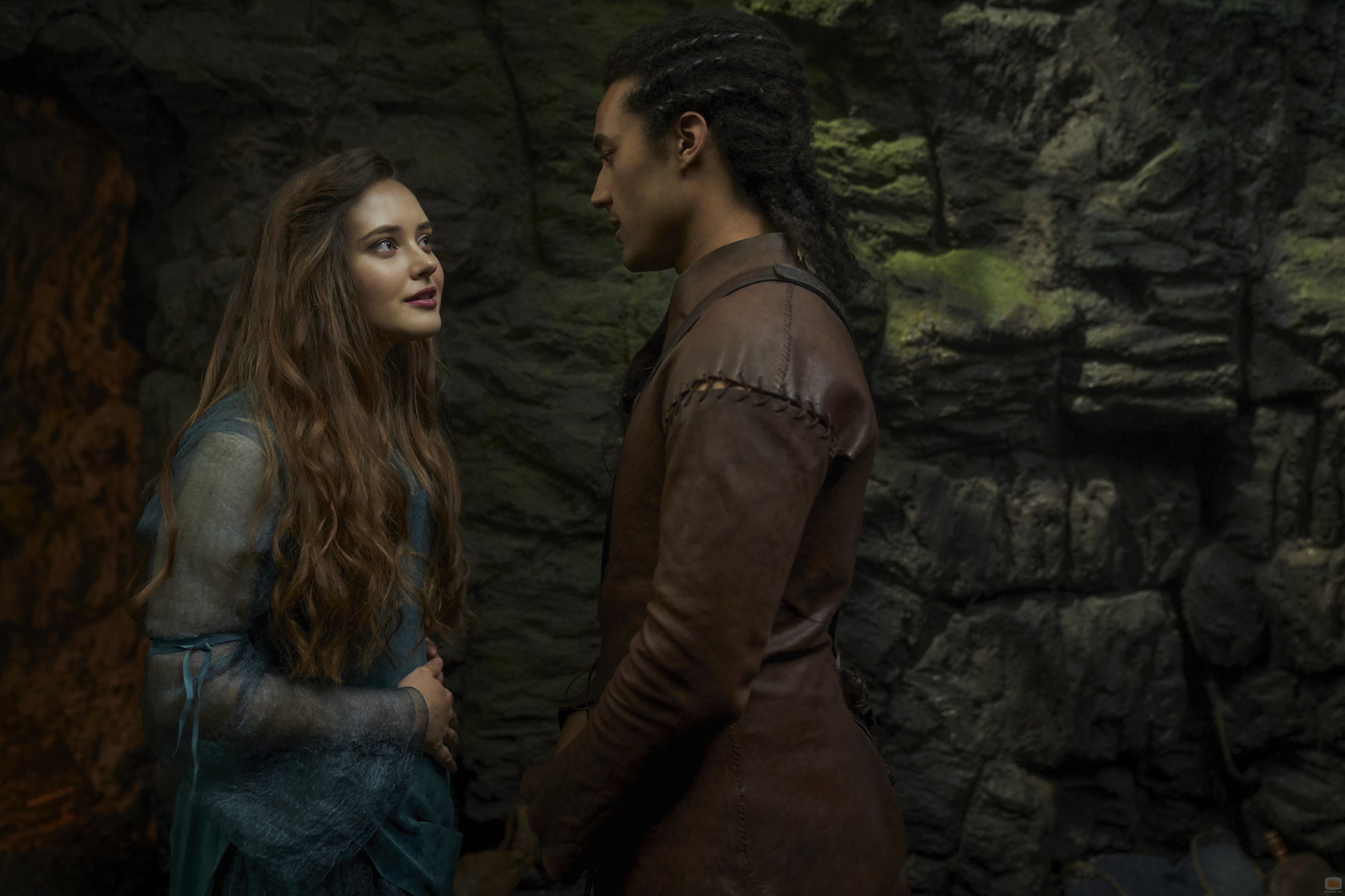 Katherine Langford y Devon Terrell en 'Maldita'