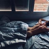 Gabriel Guevara ('Skam España') posa desnudo en la cama