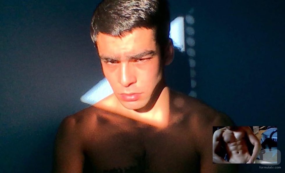 Omar Ayuso ('Élite') junto a un hombre completamente desnudo