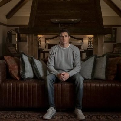 Robbie Amell es Nathan Brown en 'Upload'
