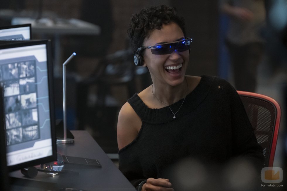 Andy Allo es Nora Anthony en 'Upload'