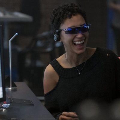 Andy Allo es Nora Anthony en 'Upload'