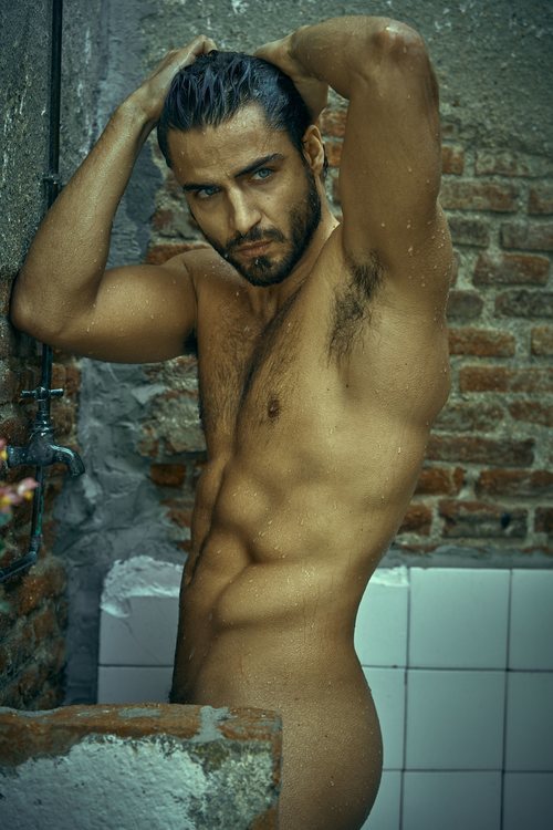 Maxi Iglesias posa totalmente desnudo para Rísbel Magazine