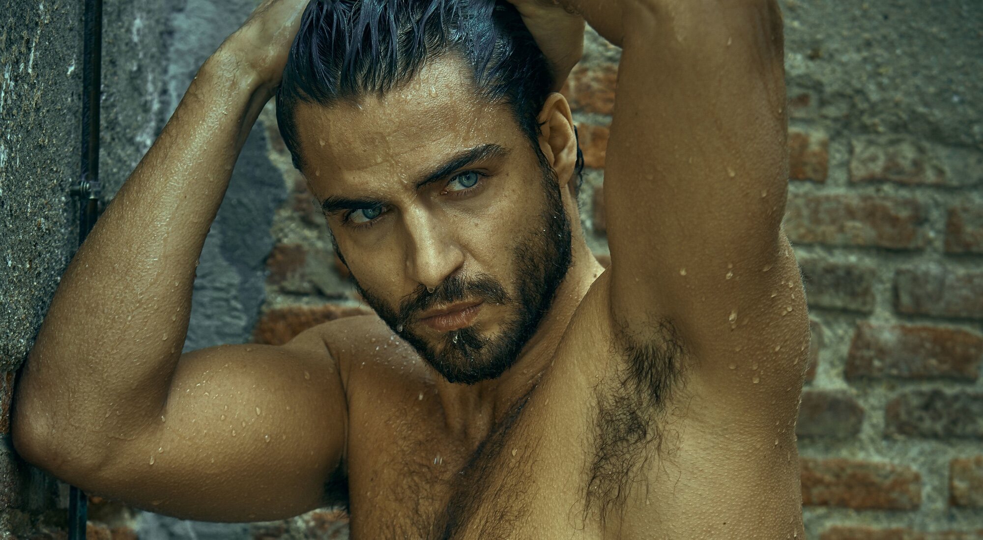 Maxi Iglesias posa totalmente desnudo para Rísbel Magazine.