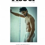 Maxi Iglesias luce paquete en la portada de Rísbel Magazine