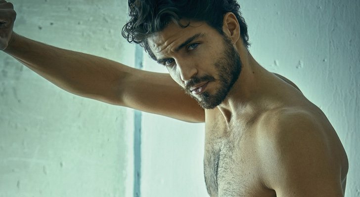 Maxi Iglesias luce paquete en la portada de Rísbel Magazine