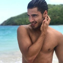 Maxi Iglesias posa con el torso desnudo en la playa de Puerto Rico