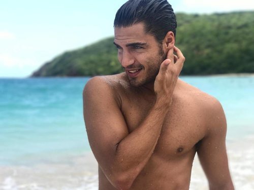 Maxi Iglesias posa con el torso desnudo en la playa de Puerto Rico