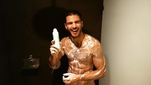 El sensual desnudo de Maxi Iglesias en la ducha
