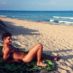 Maxi Iglesias practicando nudismo en la playa