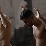 Moussa Echarif y César Mateo, desnudos en una secuencia de 'La víctima número 8'