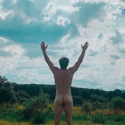 Matías Roure, de 'First dates', posa completamente desnudo y enseña el culo