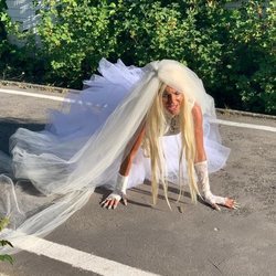 Leticia Sabater vestida de novia en el videoclip de "Vete pal carajo, tra, tra"