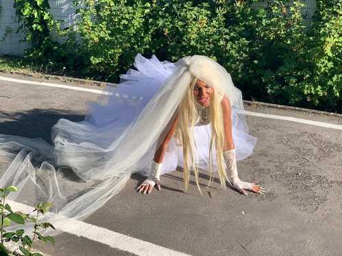 Leticia Sabater vestida de novia en el videoclip de "Vete pal carajo, tra, tra"