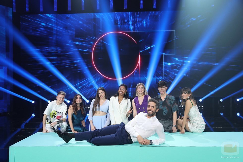 Roberto Leal y los concursantes de 'OT 2020' en la Gala 12