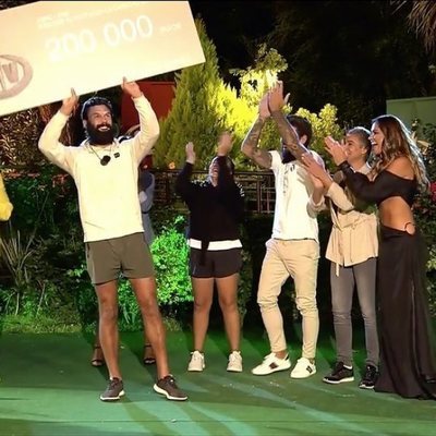 Jorge Pérez gana 'Supervivientes 2020' y levanta el cheque