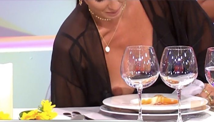 Anabel Pantoja muestra por descuido un pezón