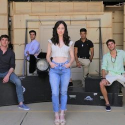 Elena Rivera junto a sus compañeros de reparto de 'Alba'