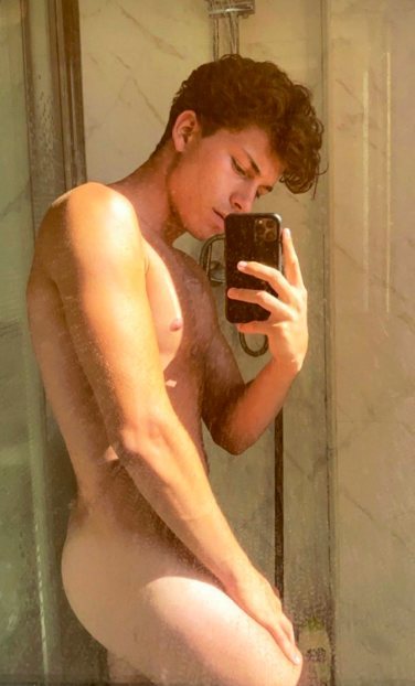 Raoul Vázquez posa desnudo en la ducha