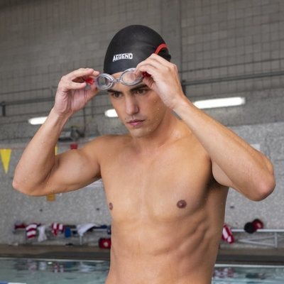 Paxton (Darren Barnet) luce cuerpo en bañador en 'Yo nunca'