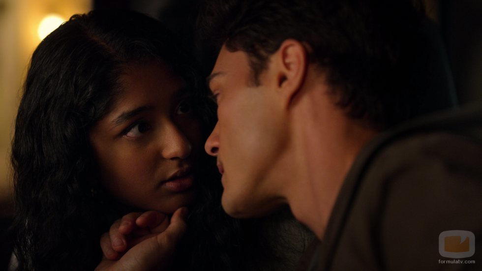 Devi y Paxton se besan en la temporada 1 de 'Yo nunca'