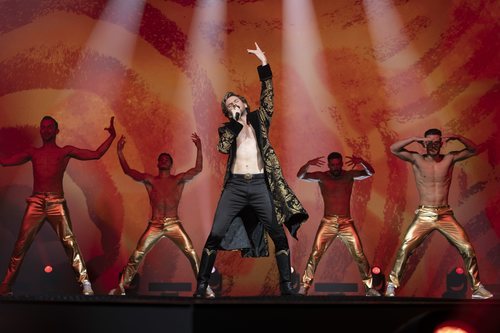 Alexander Lemtov canta en 'Festival de la Canción de Eurovisión: La historia de Fire Saga'