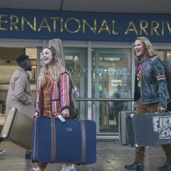Lars y Sigrit llegan al aeropuerto en 'Festival de la Canción de Eurovisión: La historia de Fire Saga'