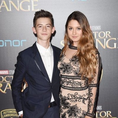 Griffin Gluck en la premiere de "Doctor Strange"