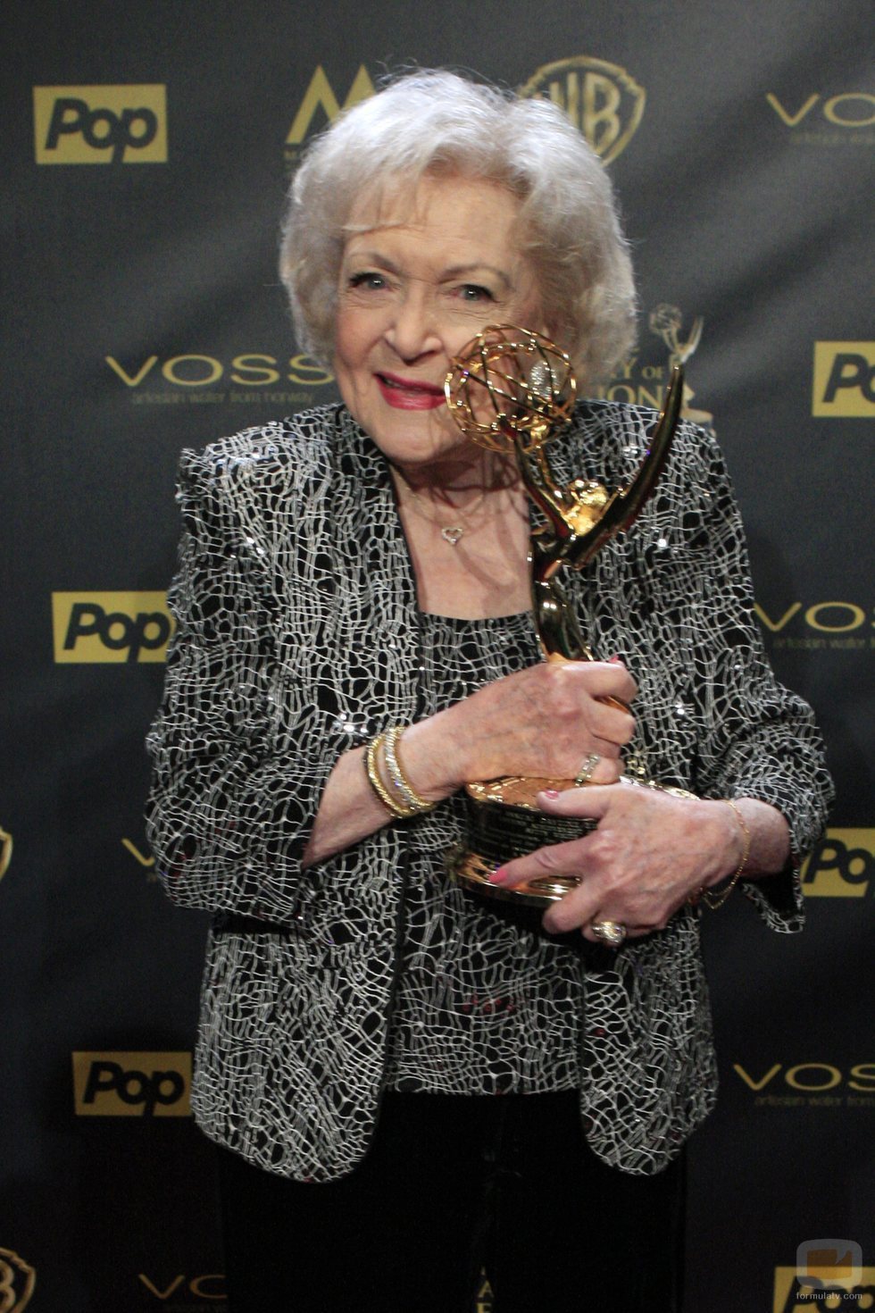 Betty White posa con su Emmy en 2015