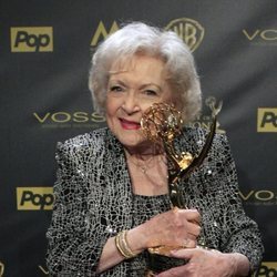 Betty White posa con su Emmy en 2015