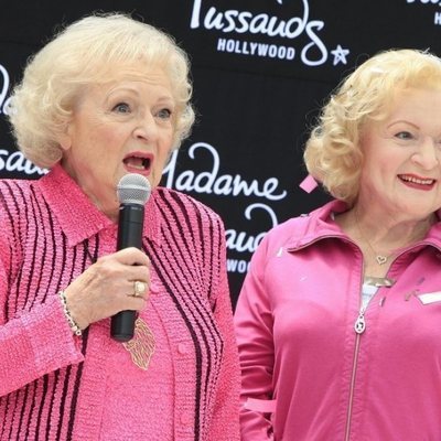 Betty White con su figura de cera