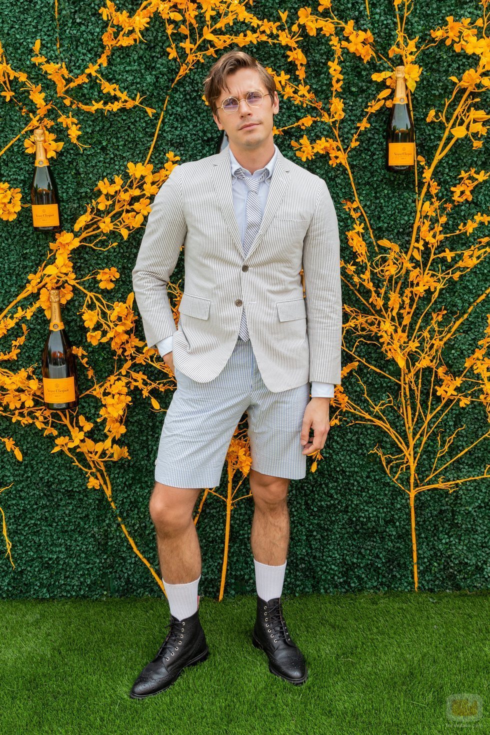 Antoni Porowski con un traje de Thom Browne