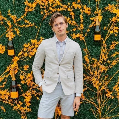 Antoni Porowski con un traje de Thom Browne