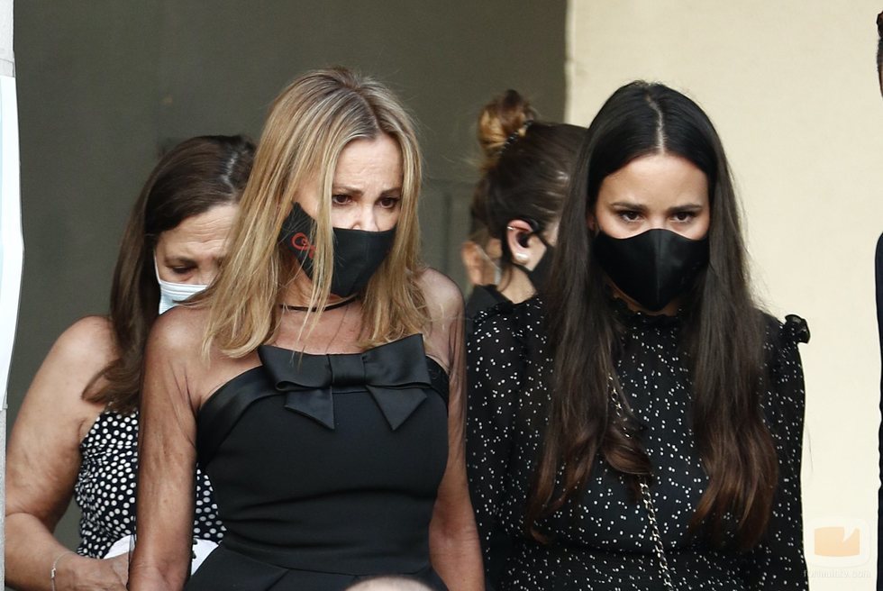 Ana Obregón y Carolina Monje en el funeral de Álex Lequio