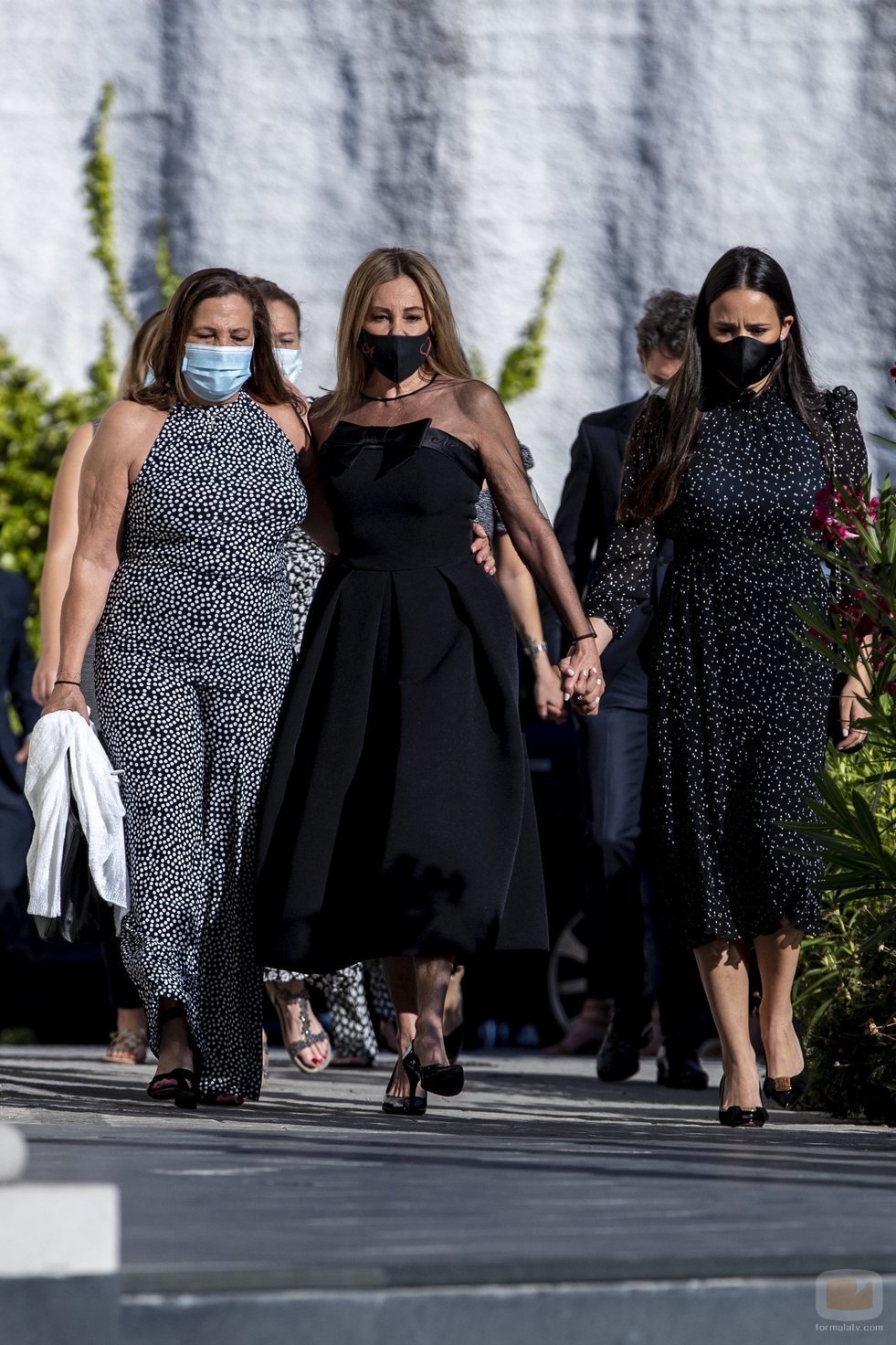 Ana Obregón, su hermana Celia y Carolina Monje en el funeral de Álex Lequio