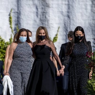 Ana Obregón, su hermana Celia y Carolina Monje en el funeral de Álex Lequio