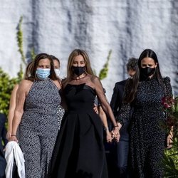 Ana Obregón, su hermana Celia y Carolina Monje en el funeral de Álex Lequio