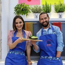 Tamara Falcó y Javier Peña presentan un plato en 'Cocina al punto con Peña y Tamara'