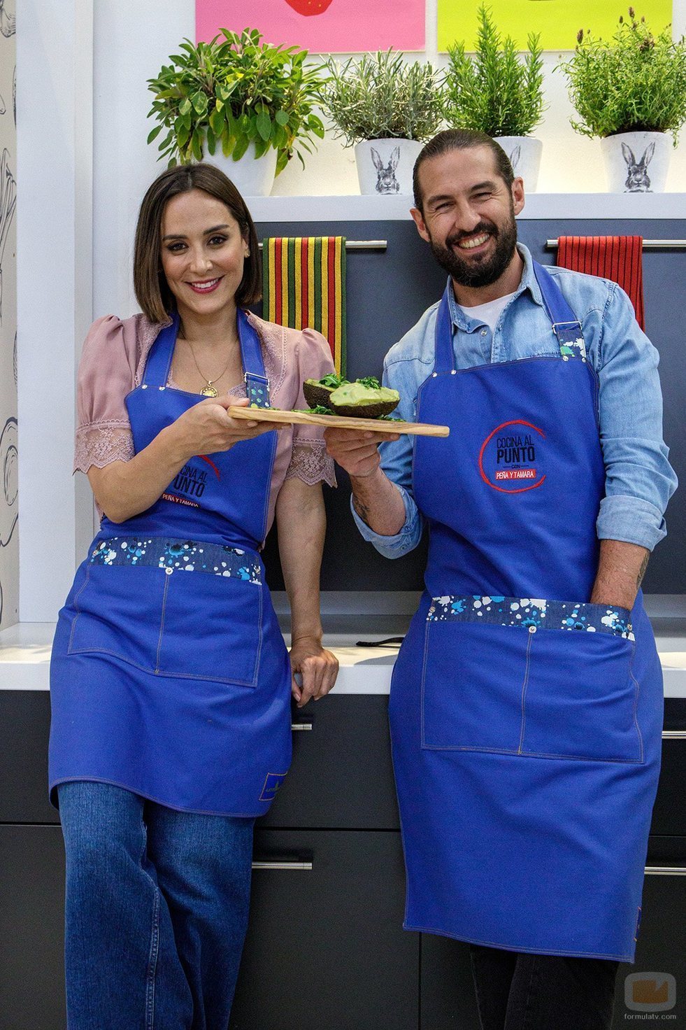 Tamara Falcó y Javier Peña presentan un plato en 'Cocina al punto con Peña y Tamara'