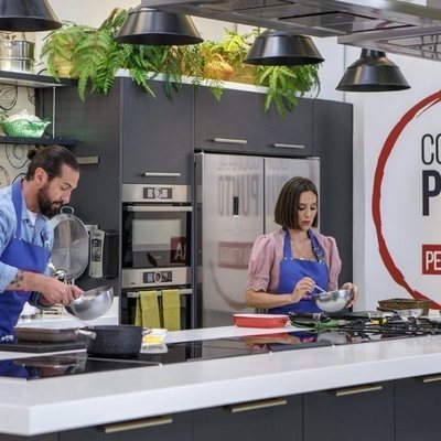 Javier Peña y Tamara Falcó realizan sus respectivas elaboraciones en 'Cocina al punto con Peña y Tamara'