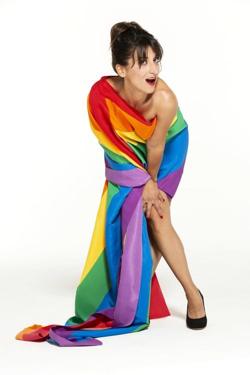 Susi Caramelo viste la bandera del Orgullo LGBT por el especial de 'Caramelo'