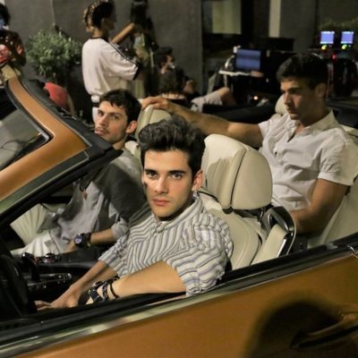 Álvaro Rico, Pol Hermoso y Jason Fernández, en el coche en 'Alba'