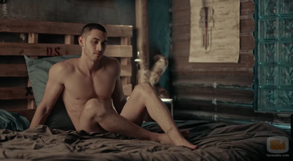Alejandro Speitzer, totalmente desnudo en 'Oscuro deseo'
