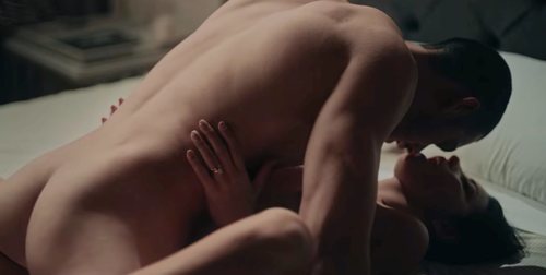 Alejandro Speitzer y Maite Perroni en una secuencia de sexo en 'Oscuro deseo'