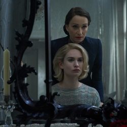 Lily James y Kristin Scott Thomas en 'Rebecca' de Netflix