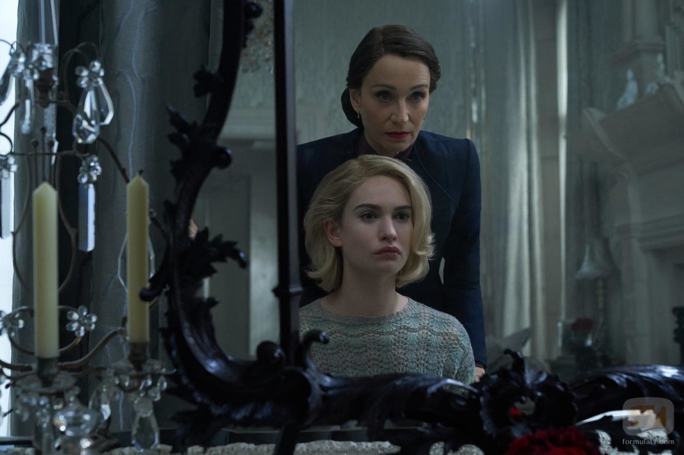 Lily James y Kristin Scott Thomas en 'Rebecca' de Netflix