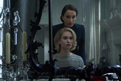 Lily James y Kristin Scott Thomas en 'Rebecca' de Netflix