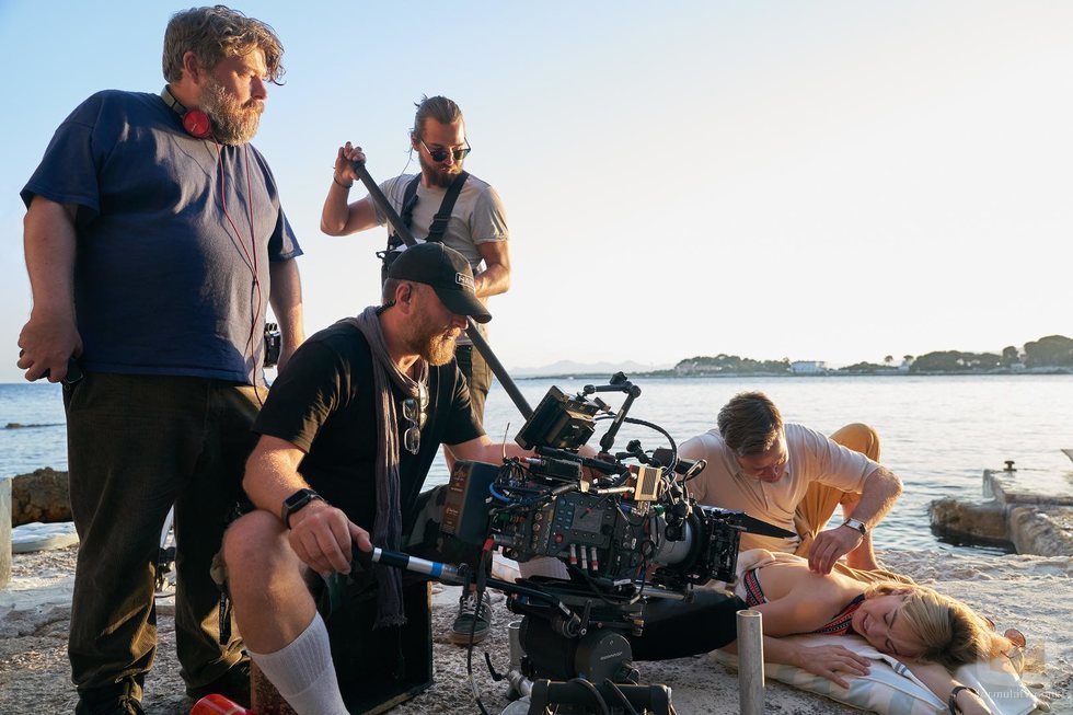 Armie Hammer y Lily James en el rodaje de 'Rebecca', de Netflix